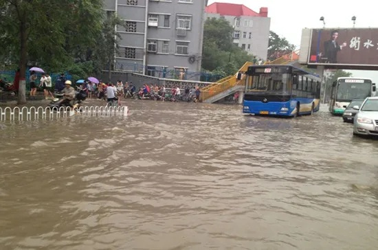 保定暴雨最新消息，雨势凶猛，多地发布预警，市民出行需警惕